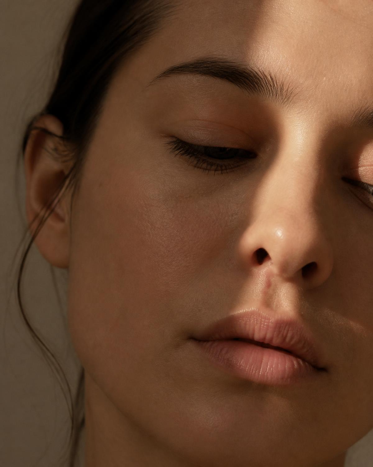 Imagem editorial de pele natural em luz suave — referência para o ensaio fotográfico definitivo